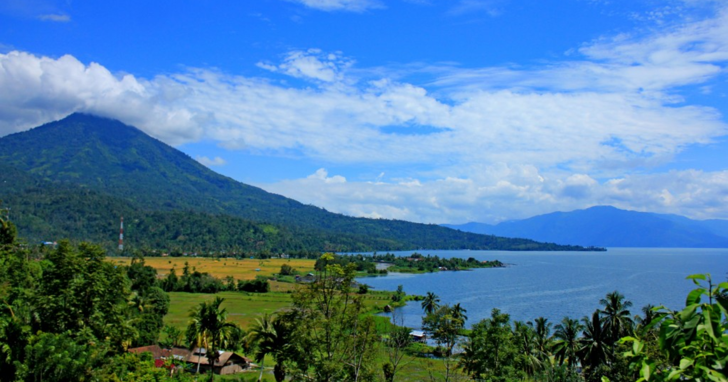 Pemandangan Danau Ranau